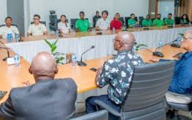 Donaties schoolmeubilair versterken onderwijsinstellingen in Suriname