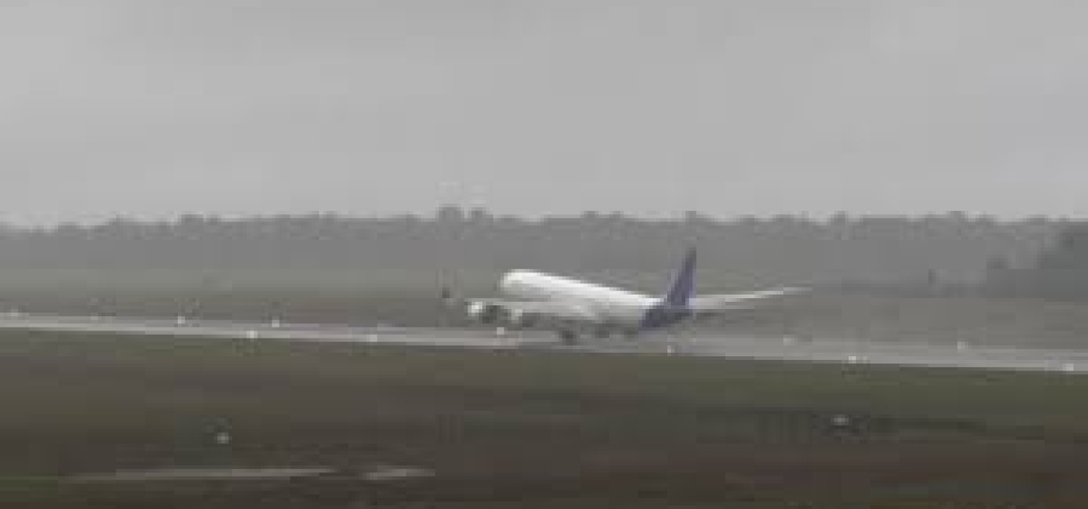SLM-toestel breekt landing af na touchdown, lichte paniek passagiers op herdenkingsdag vliegramp
