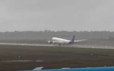 SLM-toestel breekt landing af na touchdown, lichte paniek passagiers op herdenkingsdag vliegramp