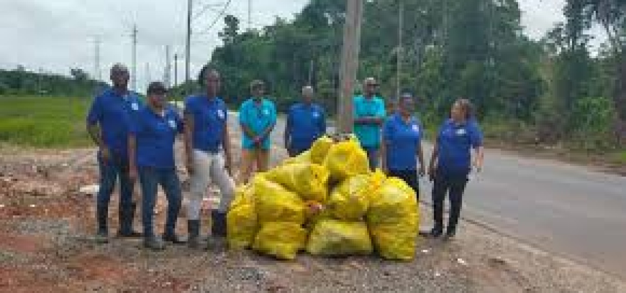 Lions Club Para en Philipusdorp ruimen zwerfafval op langs Afobakaweg