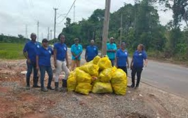 Lions Club Para en Philipusdorp ruimen zwerfafval op langs Afobakaweg