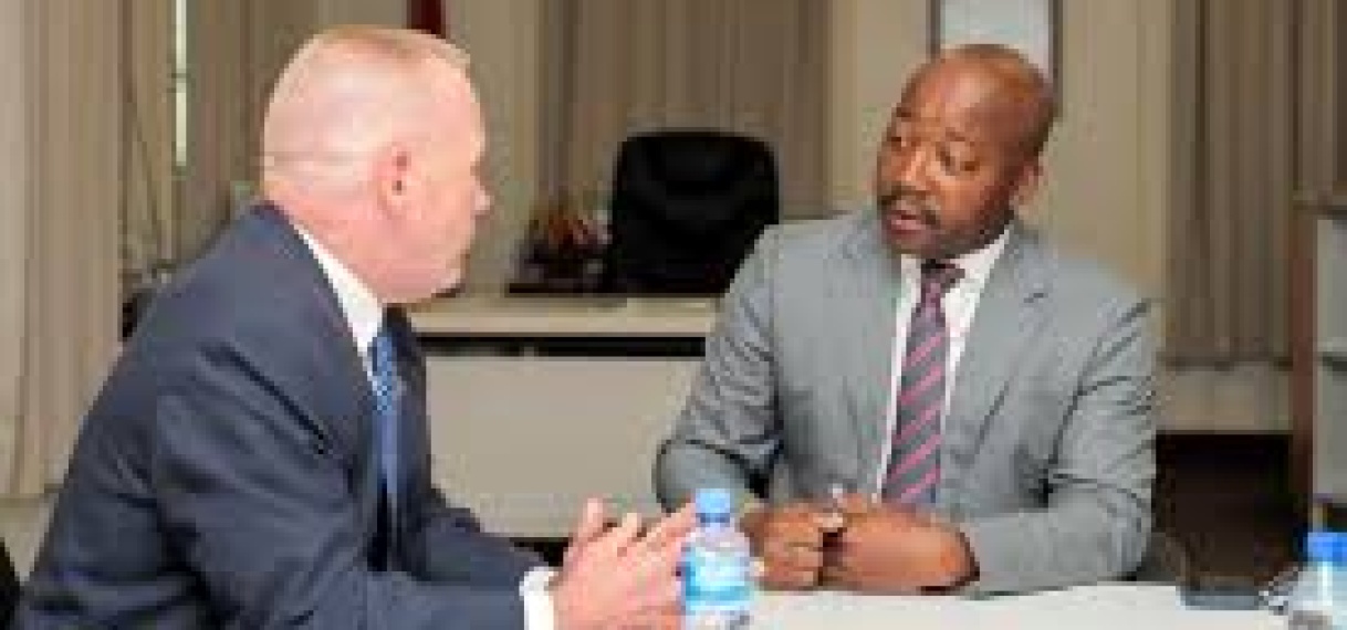 VS-zaakgelastigde bespreekt samenwerking met minister Abiamofo