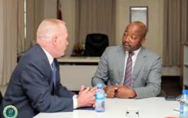 VS-zaakgelastigde bespreekt samenwerking met minister Abiamofo