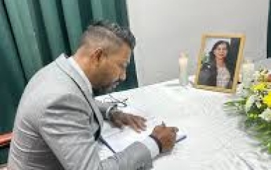 Minister Monorath tekent condoleanceregister en woont uitvaartdienst bij van overleden Hoofdgriffier mw. Van Genderen-Relyveld