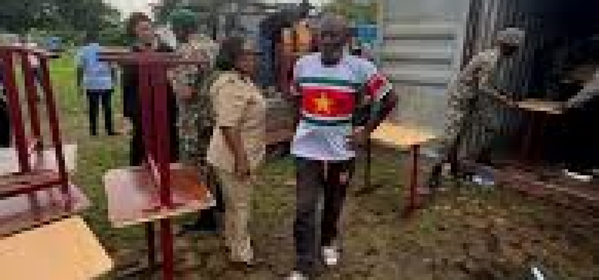President inspecteert schoolmeubilair voor scholen in binnenland en Paramaribo
