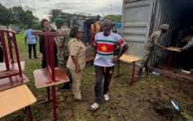 President inspecteert schoolmeubilair voor scholen in binnenland en Paramaribo