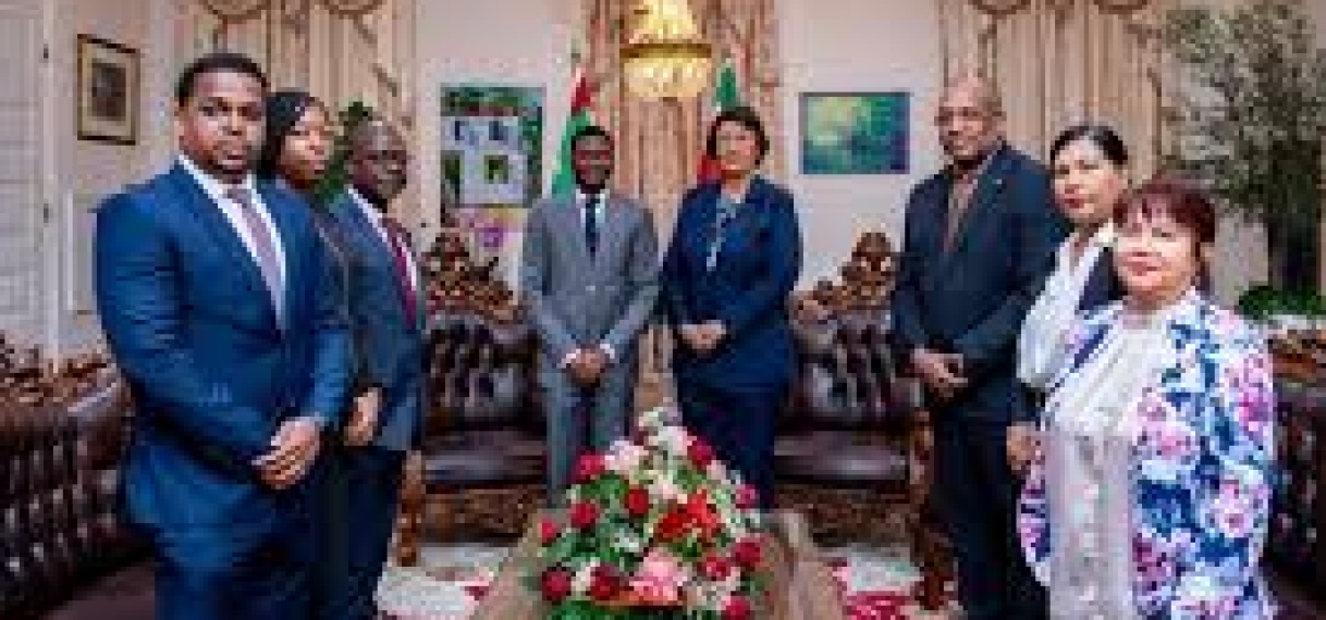 Grenadiaanse premier bespreekt samenwerking met president Simons tijdens SEOGS 2026