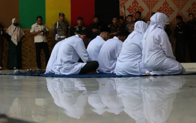 Koppel in Indonesië bestraft met stokslagen na TikTok-video