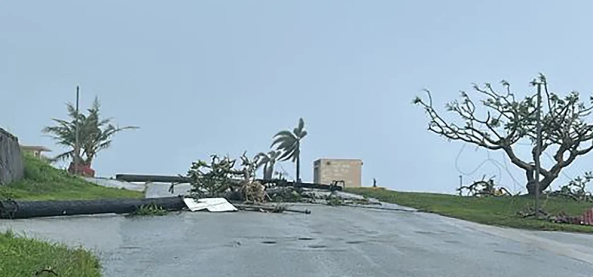 Superorkaan Bavi treft eiland Rota