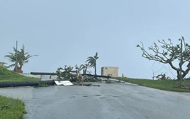 Superorkaan Bavi treft eiland Rota