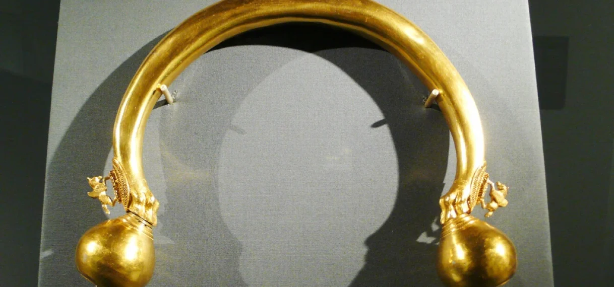 2500 jaar oude gouden halsketting gestolen uit Frans museum