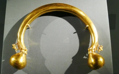 2500 jaar oude gouden halsketting gestolen uit Frans museum