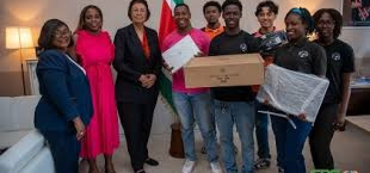 Havo 4 ontvangt ICT-apparatuur