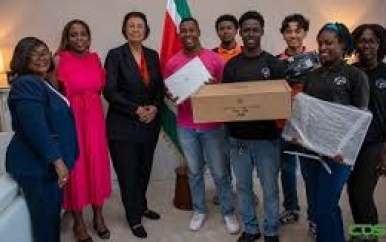 Havo 4 ontvangt ICT-apparatuur