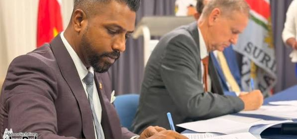 Minister Monorath tekent overdrachtsprotocol voor schenking van drie dienstvoertuigen aan KPS