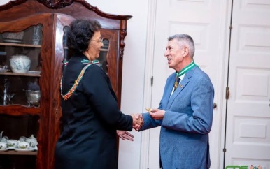 Vertrekkende Franse ambassadeur onderscheiden door president Simons