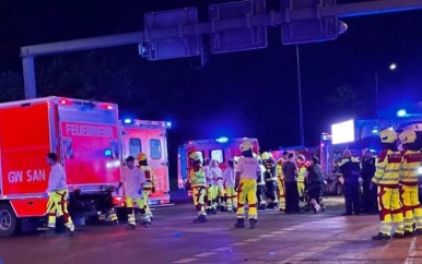 Voertuig rijdt in op menigte bij Pride in Berlijn: één dode, 16 gewonden
