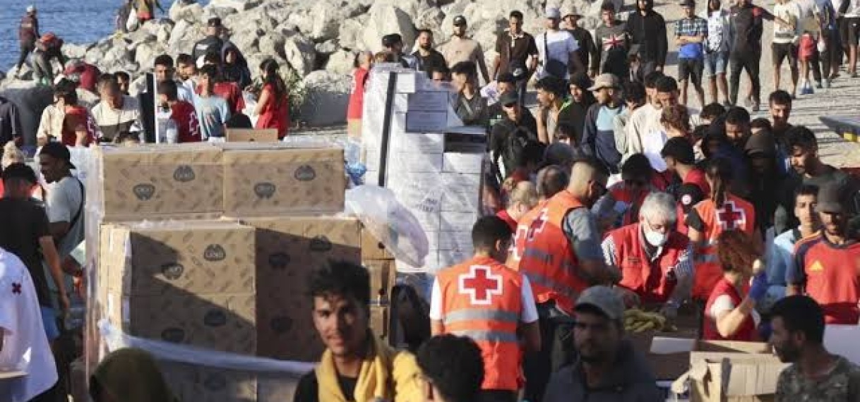Demonstranten in Ceuta houden hulpgoederen Rode Kruis tegen