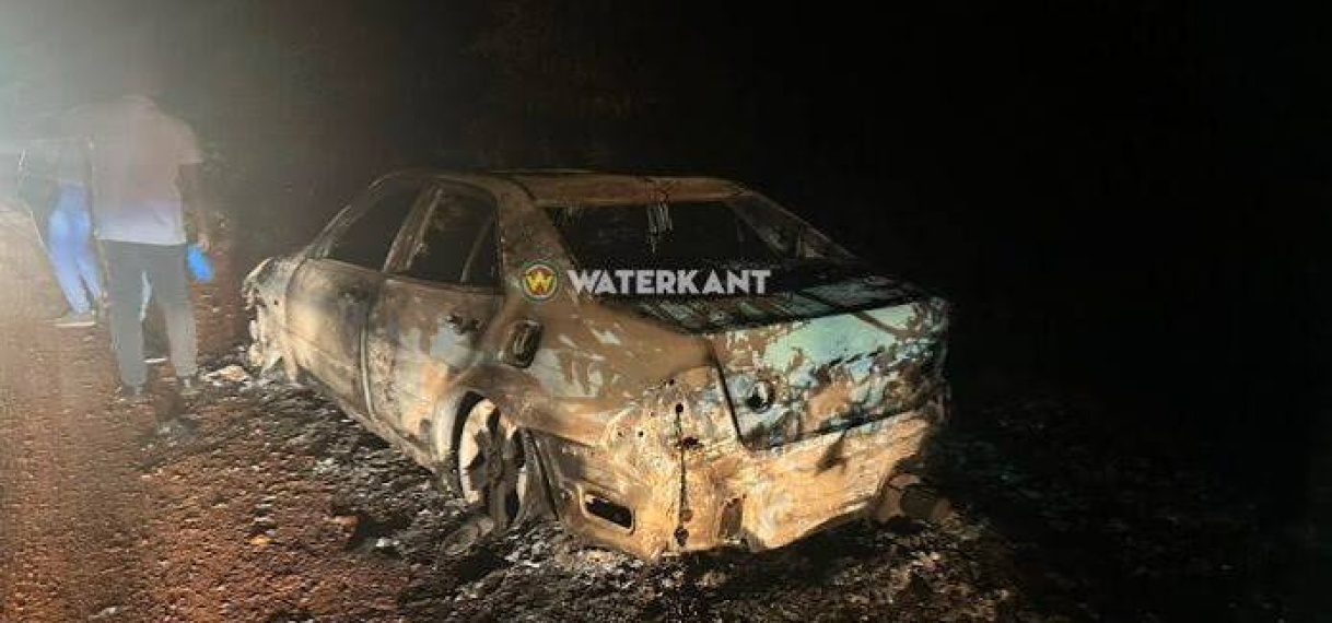Afgebrande auto en gedeeltelijk verbrand lichaam aangetroffen langs Avobakaweg