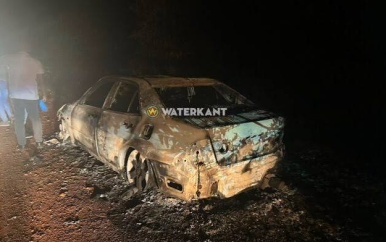 Afgebrande auto en gedeeltelijk verbrand lichaam aangetroffen langs Avobakaweg