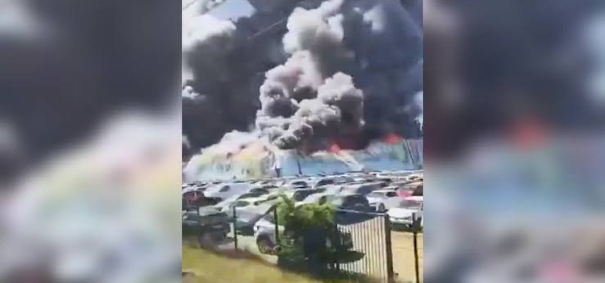 Grote rookpluim door brand bij vliegveld Parijs
