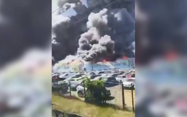 Grote rookpluim door brand bij vliegveld Parijs