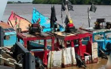 Drie SK-vissersboten onderschept met vervalste vergunningen; 12 Guyanese bemanningsleden aangehouden