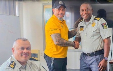 Nieuw politie-uniform op komst; korpschef en politiebond bespreken belangen personeel