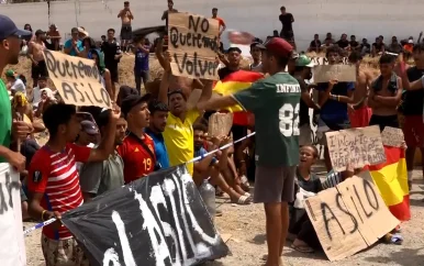 Honderden migranten demonstreren in Ceuta