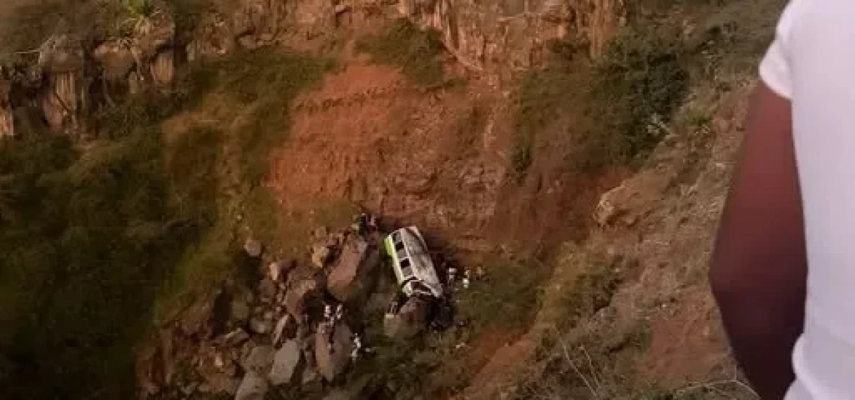 Bus stort in ravijn in Kaapverdië