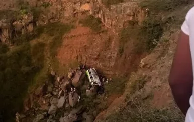 Bus stort in ravijn in Kaapverdië