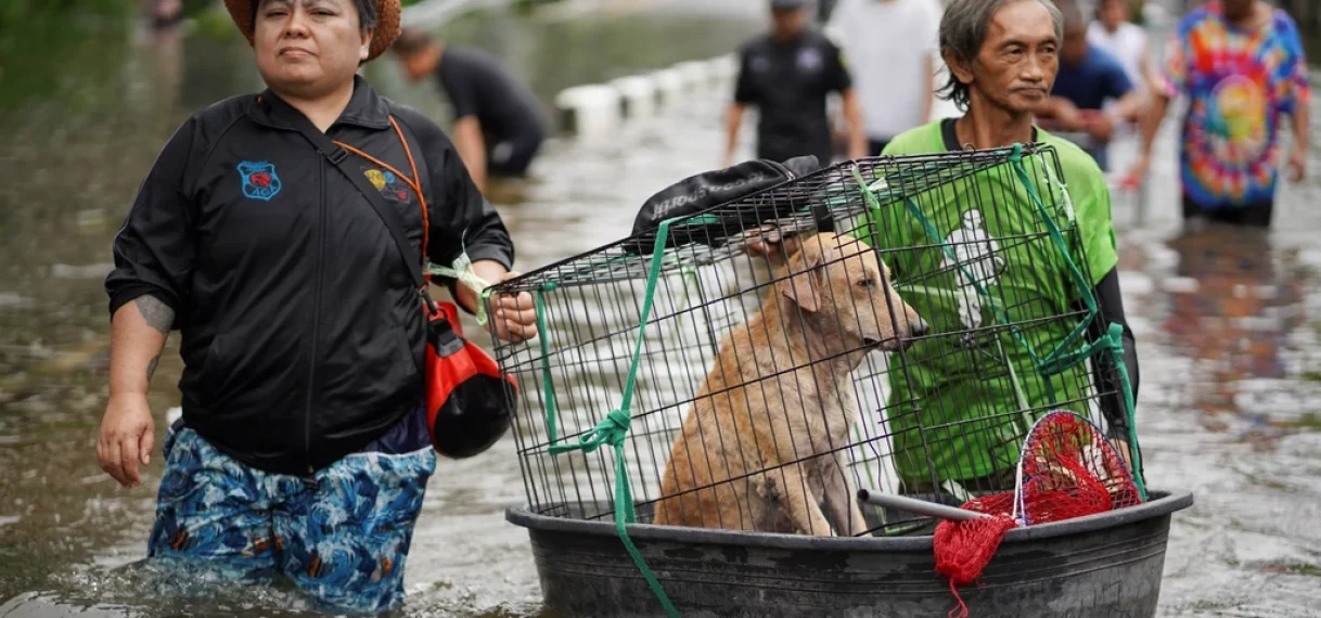 Ook met kniehoog water gaat de markt in Bangkok door
