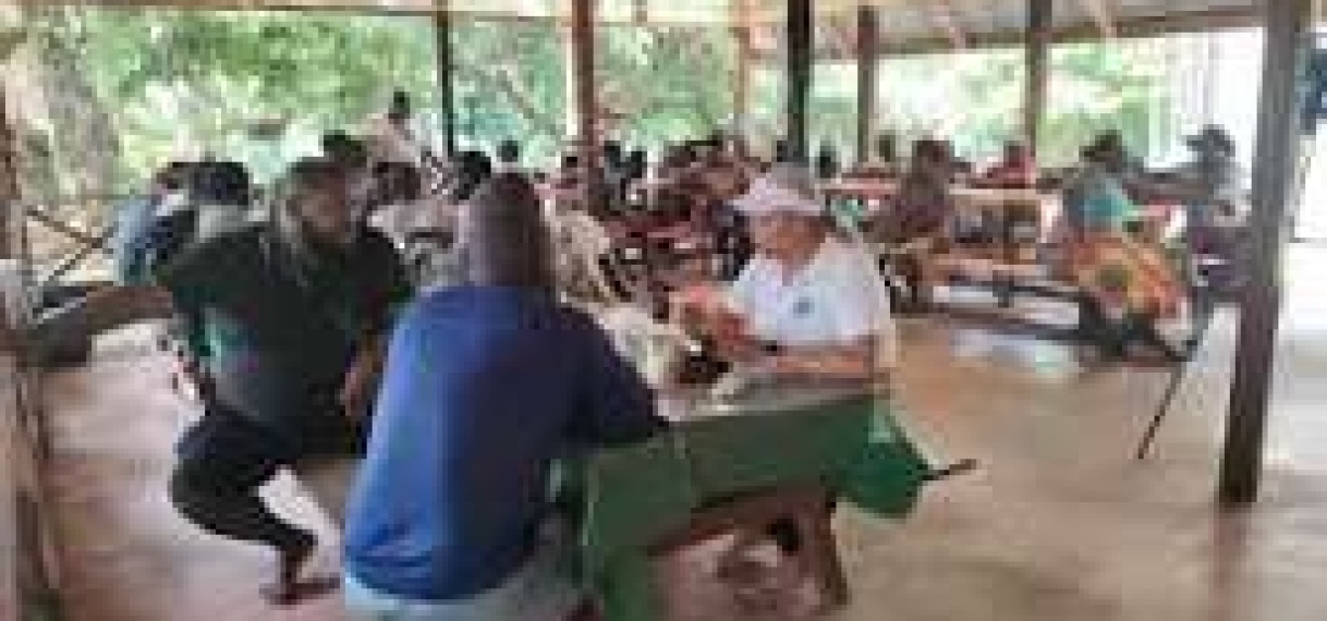 NH consulteert stationmedewerkers tijdens werkbezoek Boven-Suriname