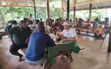 NH consulteert stationmedewerkers tijdens werkbezoek Boven-Suriname