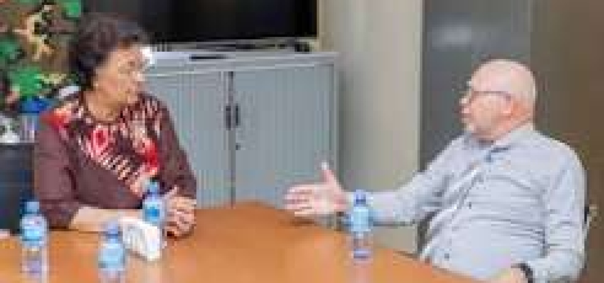 President omarmt particulier initiatief voor schoolmateriaal