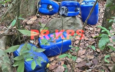 Gemengd team politie neemt vijf jerrycans met vermoedelijk vliegtuigbenzine in beslag