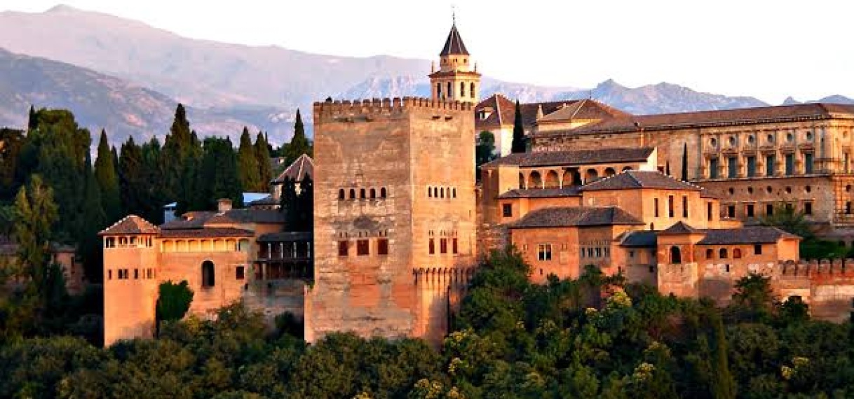 Jongeren vernielen 800 jaar oude pilaar in Alhambra