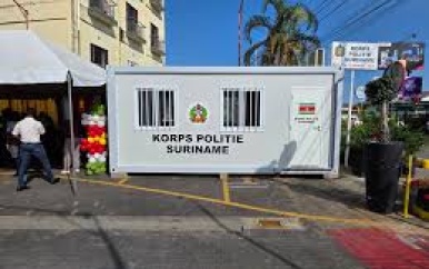 Nieuwe politiehulppost geopend in uitgaanscentrum Paramaribo