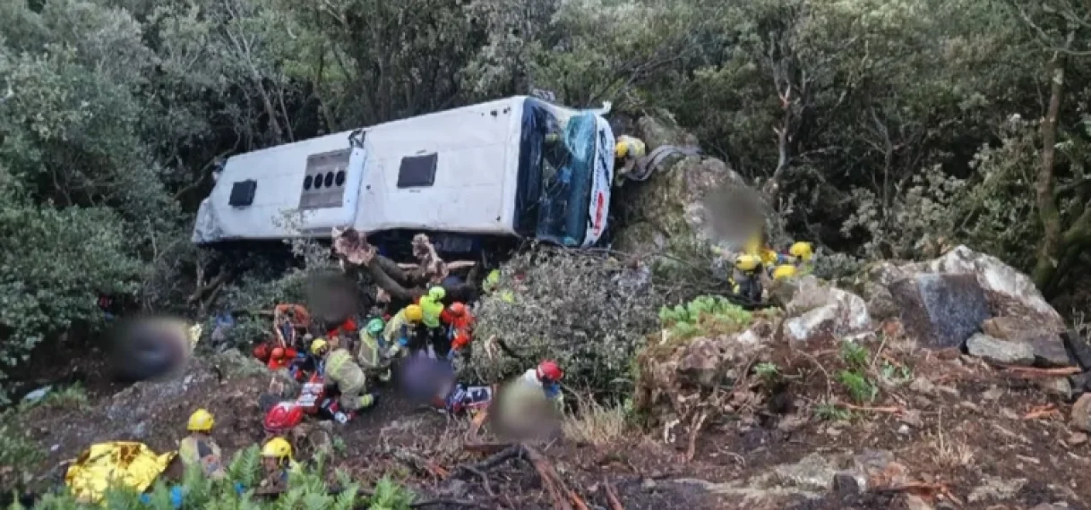 Spaanse shuttlebus rijdt helling af