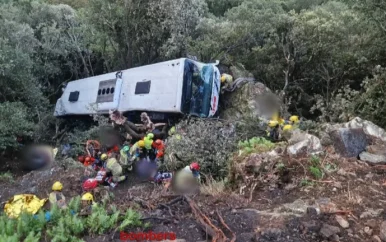 Spaanse shuttlebus rijdt helling af