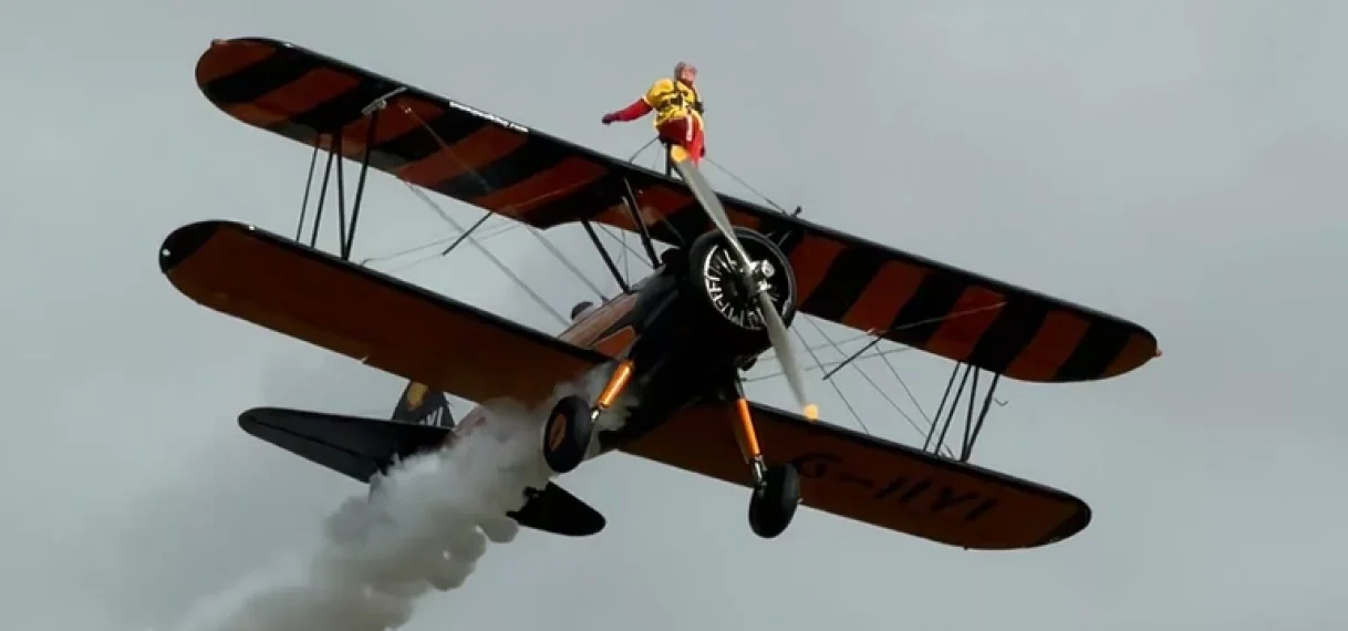Helga (99) breekt wingwalking-record, 97-jarige Betty wil revanche