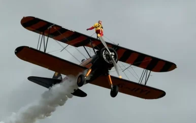 Helga (99) breekt wingwalking-record, 97-jarige Betty wil revanche