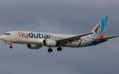 Copiloot Flydubai viel gezagvoerder aan met bijl, ook naam bekend