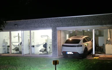 Ontslagen tandarts rijdt uit wraak tandartspraktijk in België binnen