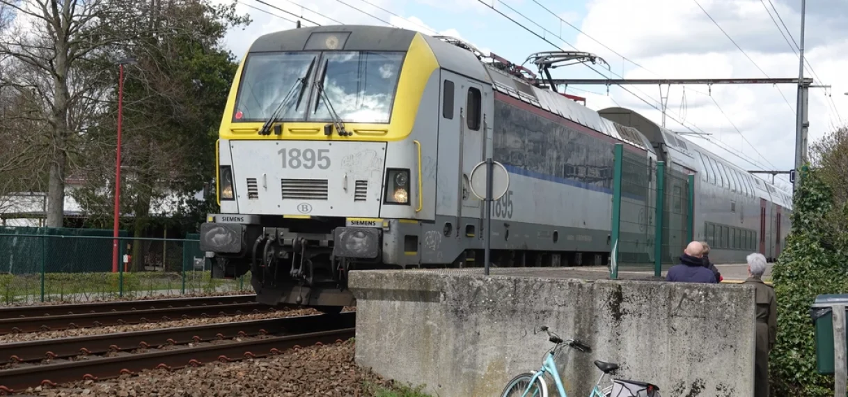 Man verliest been nadat rugzak vast komt te zitten aan vertrekkende trein