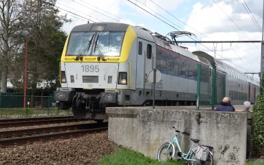 Man verliest been nadat rugzak vast komt te zitten aan vertrekkende trein