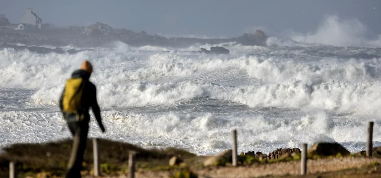 Duizenden huishoudens in Frankrijk en Engeland zonder stroom door storm
