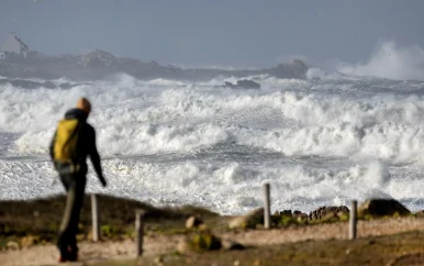 Duizenden huishoudens in Frankrijk en Engeland zonder stroom door storm