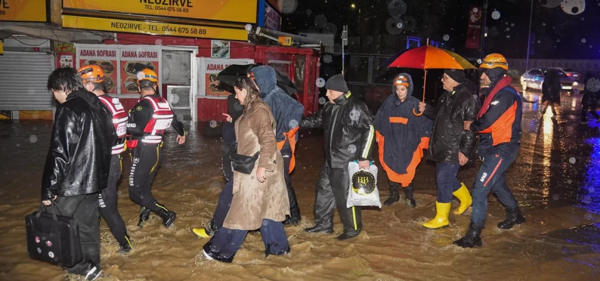 Meerdere doden door hevige regenval in Istanbul; 14-jarige jongen geëlektrocuteerd