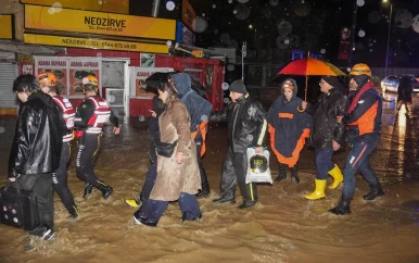 Meerdere doden door hevige regenval in Istanbul; 14-jarige jongen geëlektrocuteerd